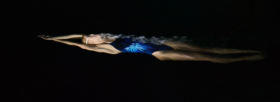 Hanna-Maria Seppälä veden alla.